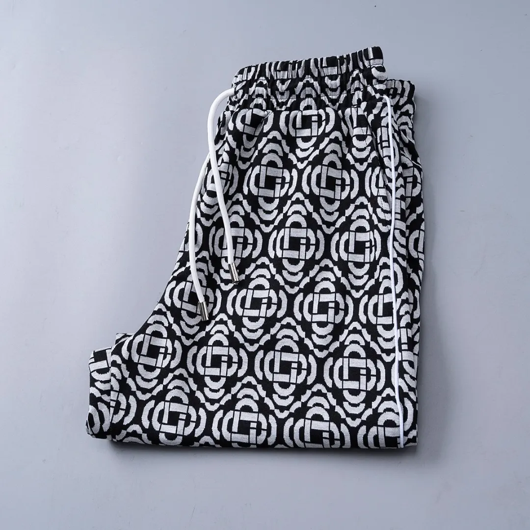29100# New Arrival casual shorts from the official website for spring and summer 2026. The knitted jacquard fabric is handsome, the fabric is comfortable, the workmanship is rigorous, and the wiring is neat. Good upper body effect·Sizes M-3XL Black